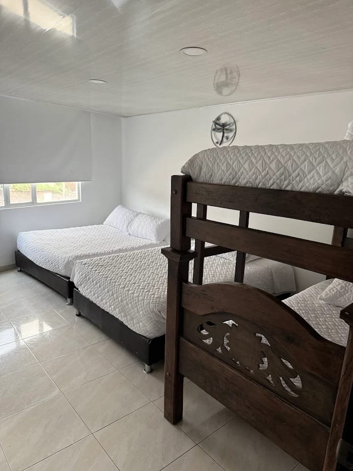 Habitación familiar con camarote y camas