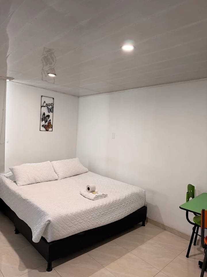 Habitación con cama y escritorio