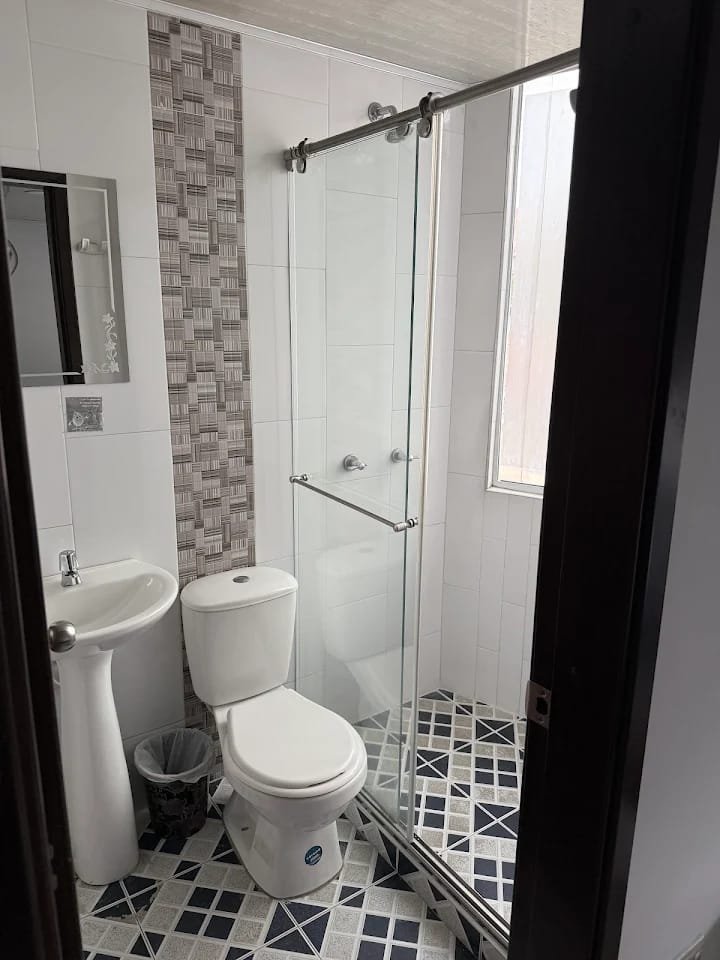 Baño privado con ducha de vidrio